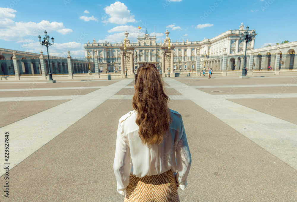 Fototapeta premium stylowa podróżniczka w pobliżu Pałacu Królewskiego w Madrycie, Hiszpania