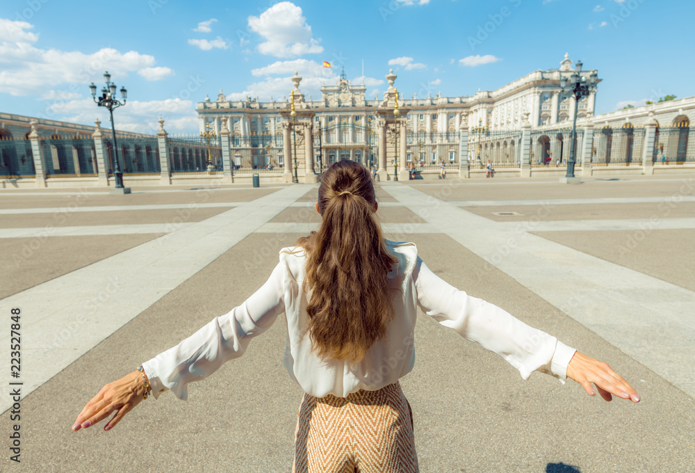 Obraz premium młoda turystka radująca się z Pałacu Królewskiego
