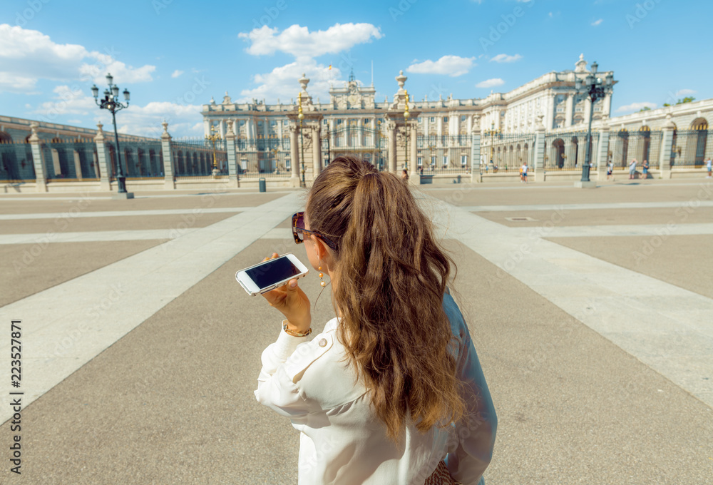 Fototapeta premium nowoczesna kobieta podróżująca słuchając audioprzewodnika na smartfonie