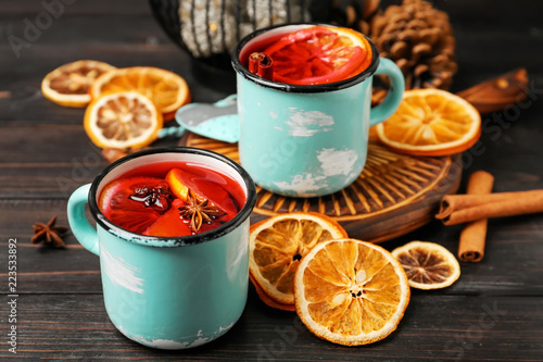 Cuadro en lienzo Metal cups of delicious mulled wine on wooden table