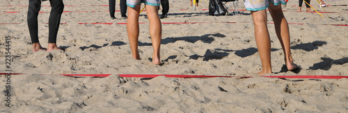 nackte Füße im sand beim Beachvolleyball photo