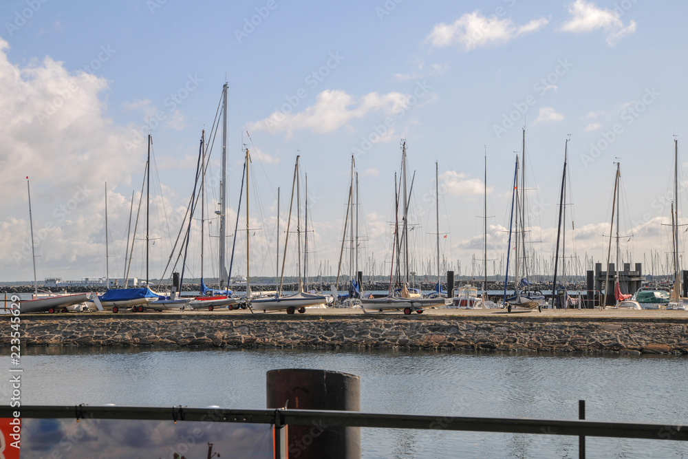 Fototapeta premium Sportboote boote hafen hafenanlage segeln seglejacht im sporthafen