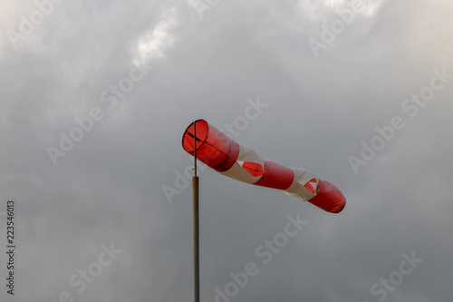 windenergie sturm sturmschaden unwetter wind sturm windsack luftsack windrichtungsanzeiger flughafen photo