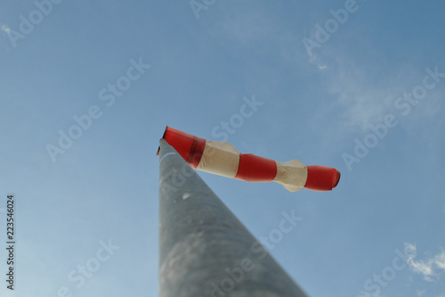 windenergie sturm sturmschaden unwetter wind sturm windsack luftsack windrichtungsanzeiger flughafen photo