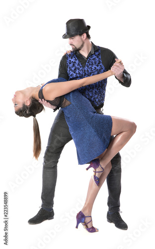 Bailarines de salsa y bachata en poses de baile con fondo blanco.