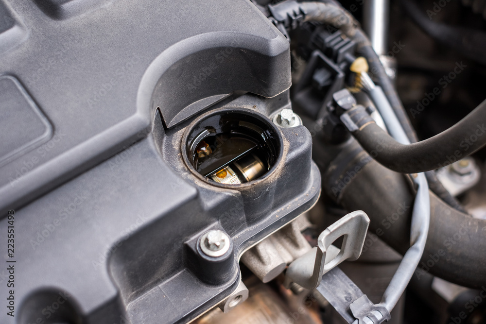 Obraz premium Close-up Synthetic change oil box in engine front