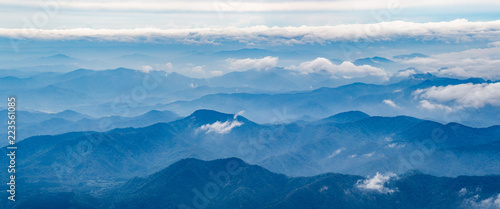 山脈と雲