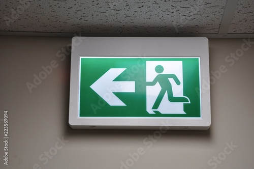Foto Emergency fire exit sign on the wall