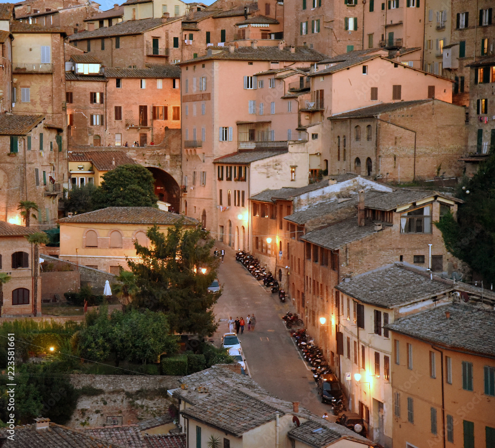 Abendlicht über den Dächern der historischen  Altstadt von Siena