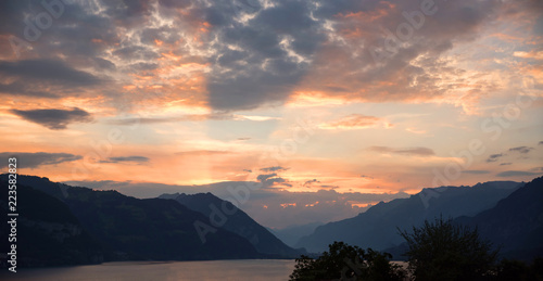 Sonnenaufgang am Thunersee in der Schweiz