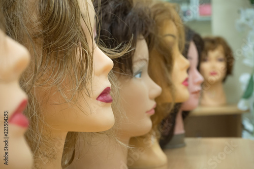 Wigs on the heads of mannequins 
