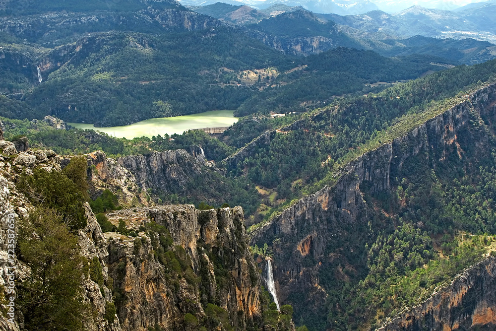 Embalse del Aguascebas y cascada de la Osera, en las sierras de Cazorla, Segura y Las Villas.