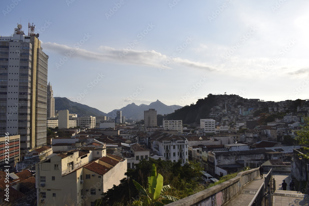 Paisagem urbana no Rio de Janeiro, colina em cidade