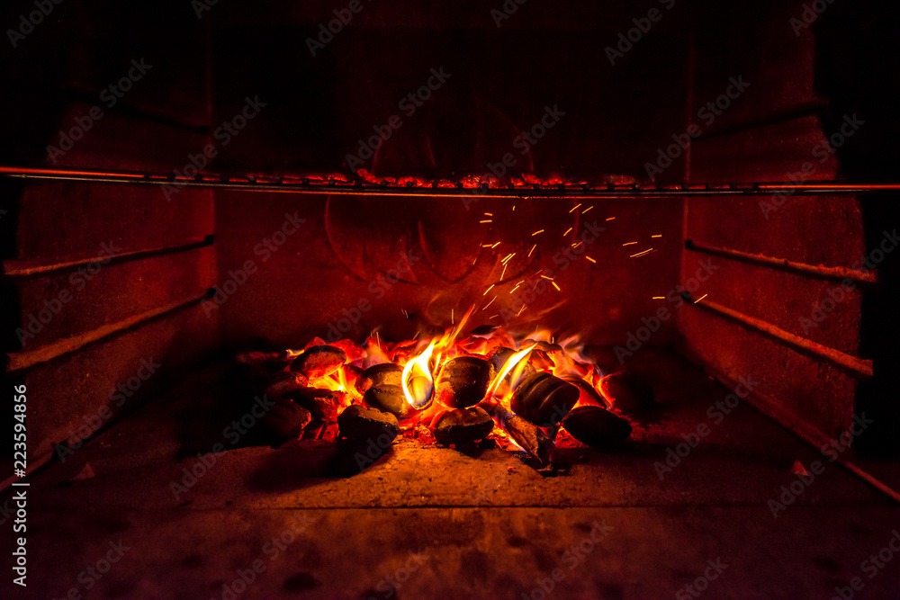 grill węglowy - rozgrzane węgle pod rusztem - obrazy, fototapety, plakaty 