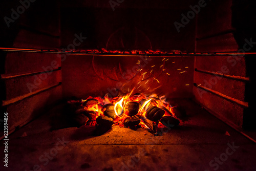 grill węglowy - rozgrzane węgle pod rusztem