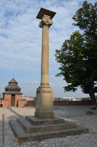 Pamiątkowa kolumna na Wawelu, odzyskanie niepodległości photo