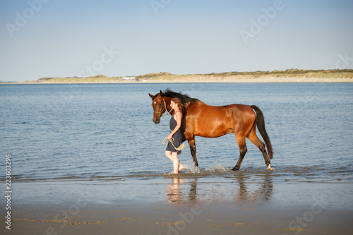Pferd und Frau am Strand