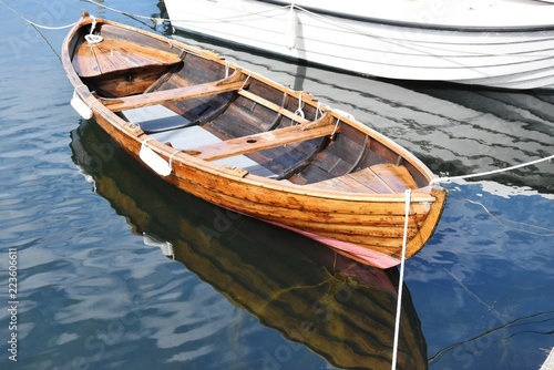 Barque en bois dans le port de Smögen, Bohuslän, Suède © OLIVIER