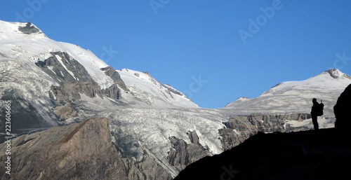 Bergsteiger vor Gletschern - alpinist in front of glaciers, Austria