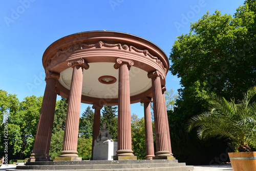 Elisabethenbrunnen im Kurpark von Bad Homburg v. d. Höhe  photo