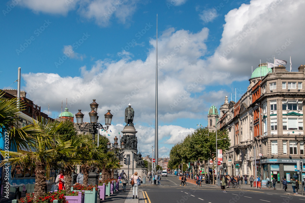 Fototapeta premium The Spire, Monument of Light, igła w centrum Dublina z widokiem na ulicę