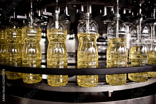 Fotografia Sunflower oil in the bottle moving on production line