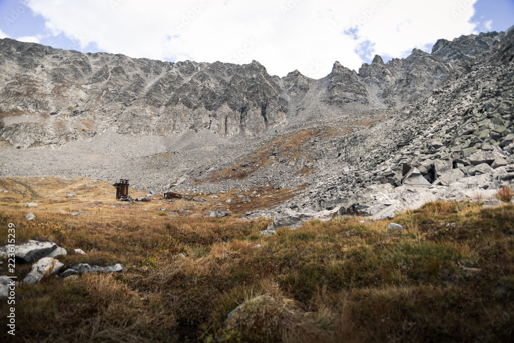 Obraz premium Abandoned mining tower at Mayflower Gulch in Colorado during the fall. 