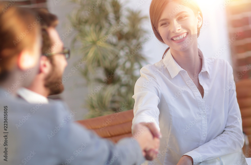 Obraz premium business woman greets the employee with a handshake,