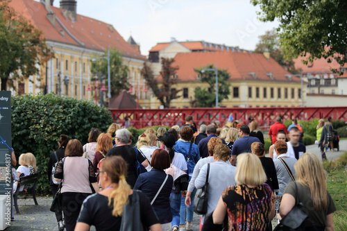 Grupa ludzi, wycieczka zwiedza miasto Wrocław.