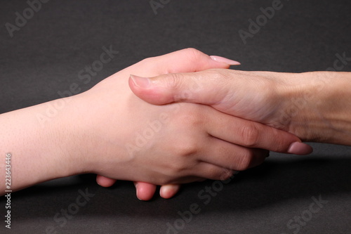 握手するシニアと若い女性
