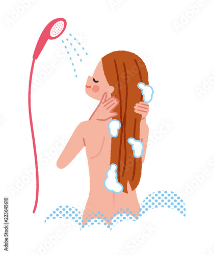 髪を洗い流す女性