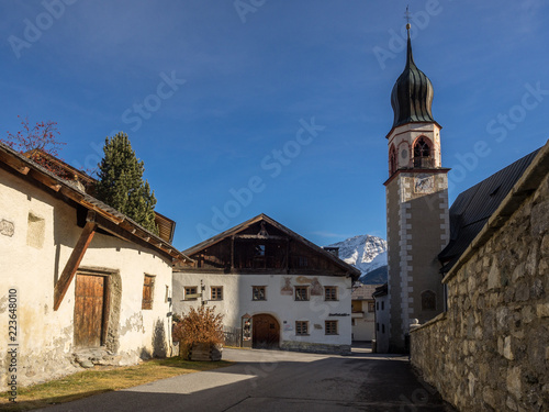 Alter Dorfkern von Fiss mit Kirchturm, Österreich