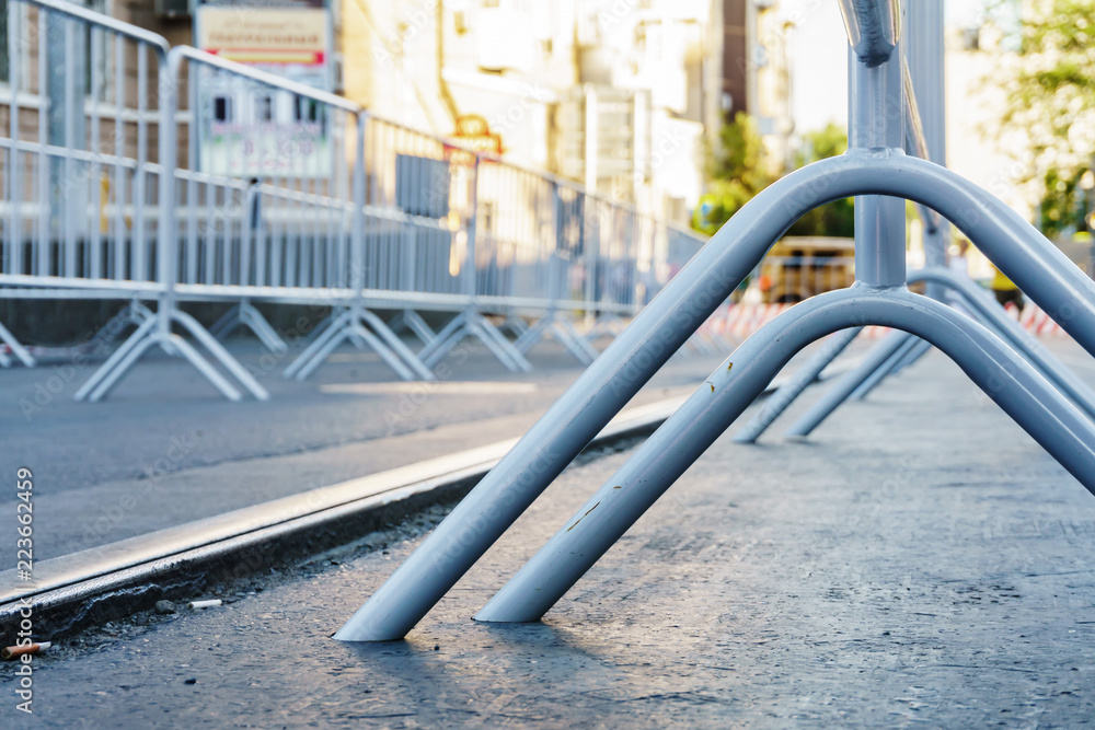 Portable metal grilles of light gray color for the obstruction of the territory and organization of the queue for the event