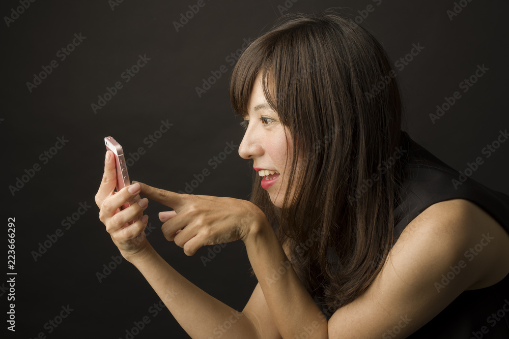 Obraz premium スマートフォンを見る女性