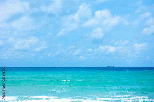 Fototapeta Naklejka Na Ścianę i Meble -  Sea view tropical beach with sunny sky of Phuket island.
