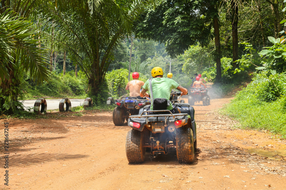 Obraz premium PHUKET, THAILAND - AUGUST 23 : Tourists riding ATV to nature adventure on dirt track on AUGUST 23, 2014, Thailand.