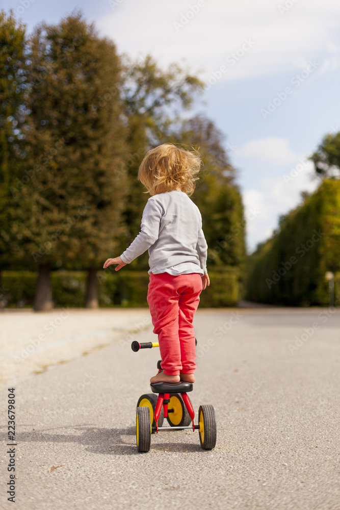 Kind balaciert auf Fahrrad. Little child balance on bicycle. Kind balaciert auf Fahrrad. Little child balance on bicycle.