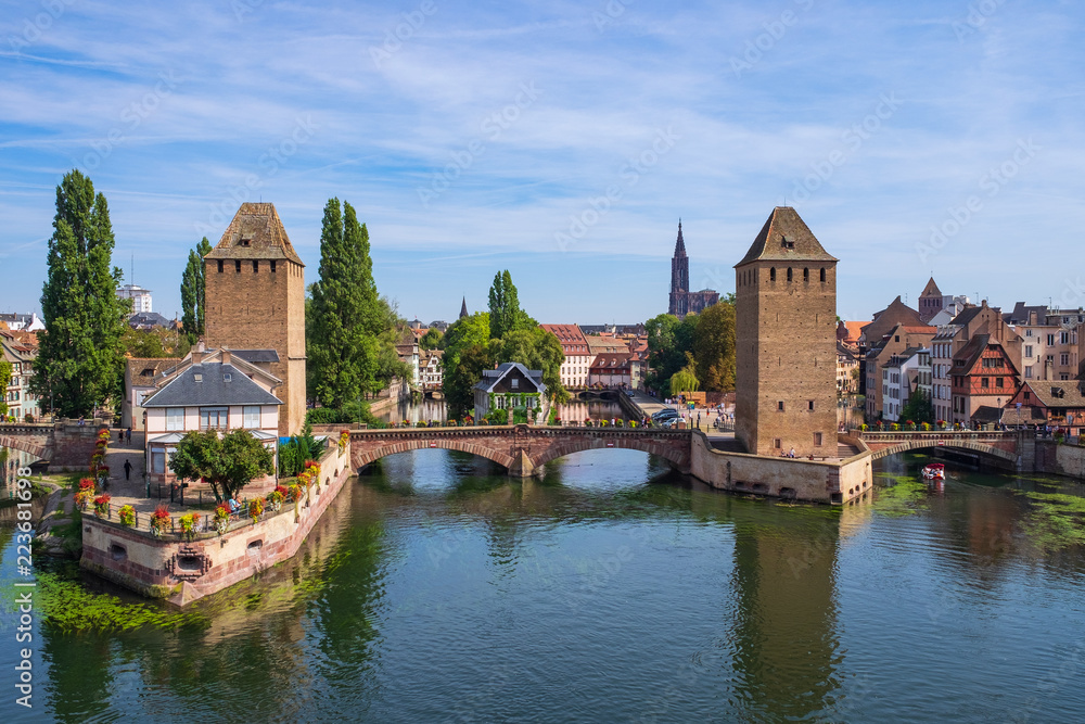 Blick auf die Ponts Couverts in Strassburg/Frankreich