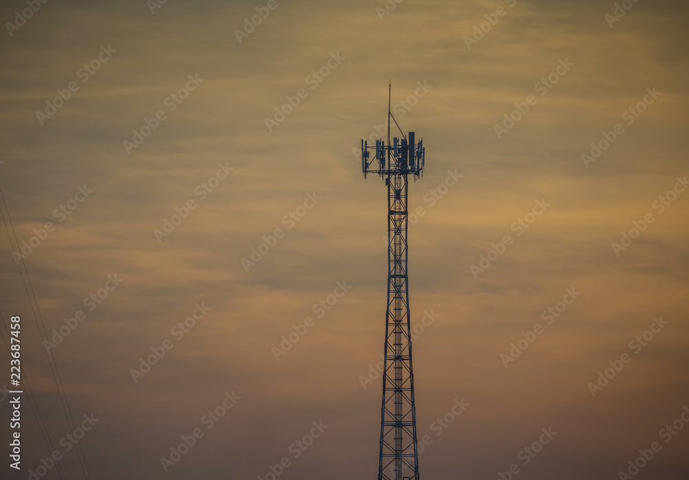 Obraz premium Telecommunication tower Antenna at sunrise