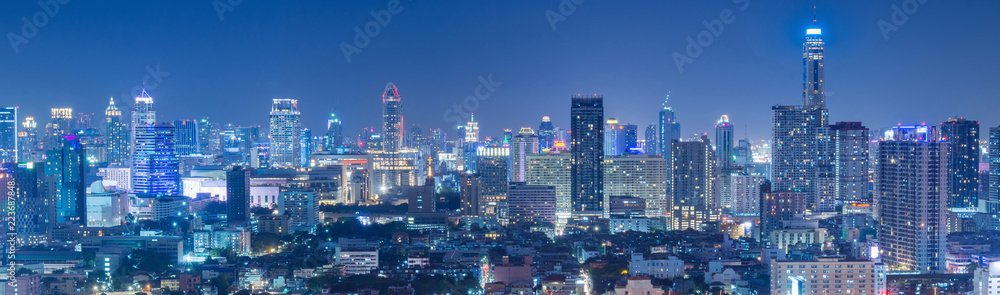 Fototapeta premium Bangkok biznes i podróże punkt orientacyjny słynnej dzielnicy miejskiej panoramę z lotu ptaka w nocy.