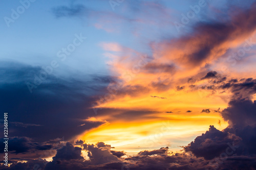 Fototapeta Naklejka Na Ścianę i Meble -  colorful dramatic sky with cloud at sunset.
