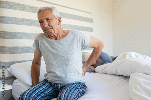 Tableau sur toile Old man suffering back pain