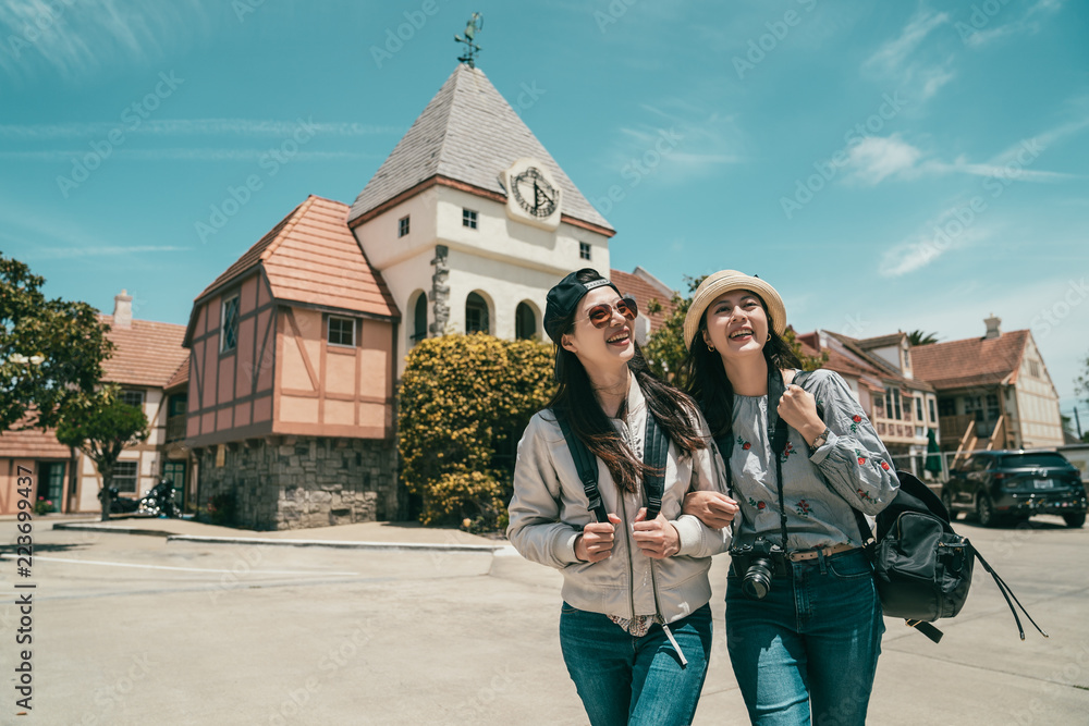 Obraz premium women sightseeing and walking cheerfully