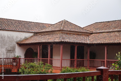 bâtiment sous la pluie