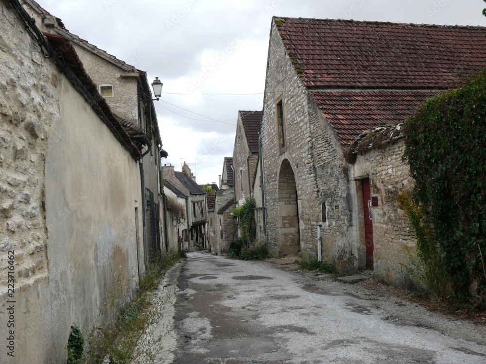 Ruelle typique du village médiéval  de Noyers sur Serein dans l'Yonne en France