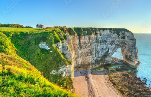 Billede på lærred Natural chalk arch at Etretat, France