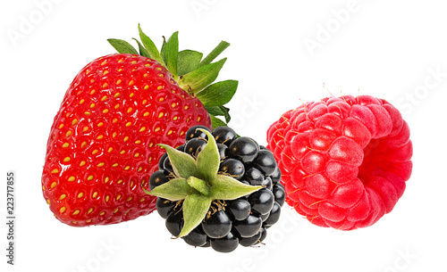 Fototapeta Naklejka Na Ścianę i Meble -  Blackberry, strawberries and raspberry isolated on white background