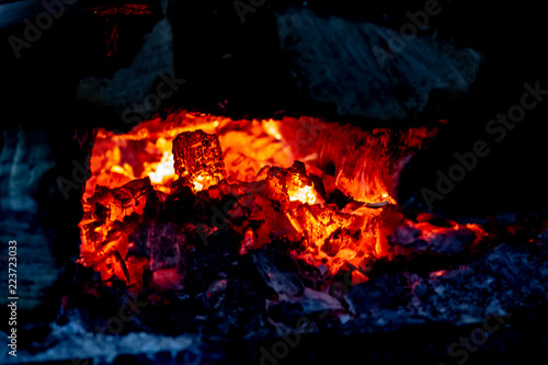 Obraz na płótnie Burning Embers in a Country Wood Stove w salonie