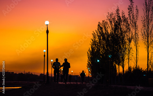Fototapeta Naklejka Na Ścianę i Meble -  sunset in the city people walking