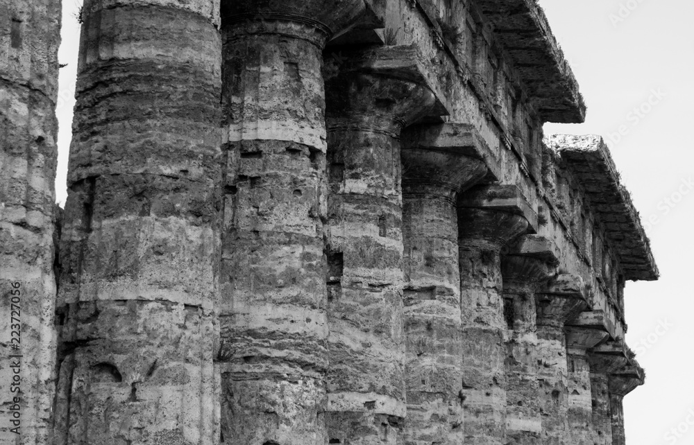 Vista laterale del Tempio di Nettuno, scavi archeologici di Paestum